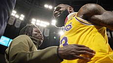 LeBron James z Los Angeles Lakers se zdraví s fotbalistou Travisem Hunterem.