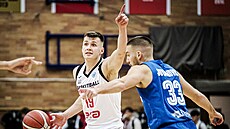Ond�ej Sehnal �ídí nymburský útok, brání ho Strahinja Jovanovi� z Mornaru Bar.