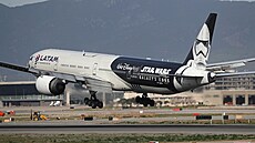 Boeing 777-32W(ER) spolenosti Latam Airlines na barcelonském letiti (31....