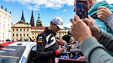 Sébastien Ogier rozdává podpisy na slavnostním zahájení Stedoevropské rallye.