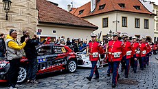 Orchestr hradní stráe pochoduje na slavnostní start Stedoevropské rallye na...