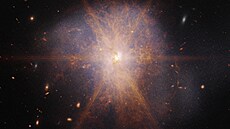 Spirální galaxie Arp 220 se nachází ve vzdálenosti 250 milion� sv�telných let v...