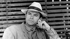 Sam Neill dal ve dvaceti syna k adopci. Znovu se potkali a� po �tvrt století
