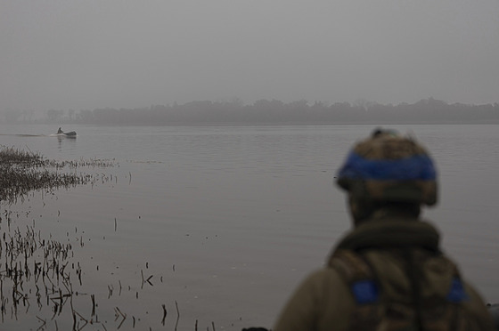 Ukrajinský voják u Dnpru nedaleko Chersonu (14. íjna 2023)