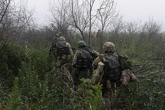 Ukrajintí vojáci u Dnpru nedaleko Chersonu (14. íjna 2023)