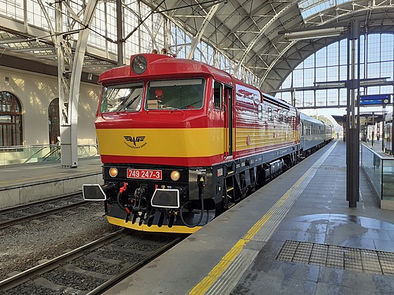 Bardotka 749.247-3 spole�nosti Východo�eská dráha v �ele zvlá�tního vlaku do...