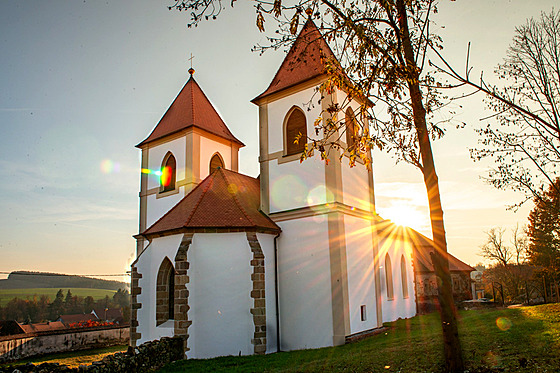 Dominantou obce Hradec v Plzeském kraji je gotický kostel sv. Jií. 