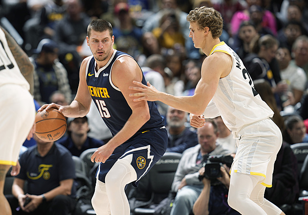 Dončič s Jokičem se v NBA blýskli triple doubly, Curry nastřílel 42 bodů