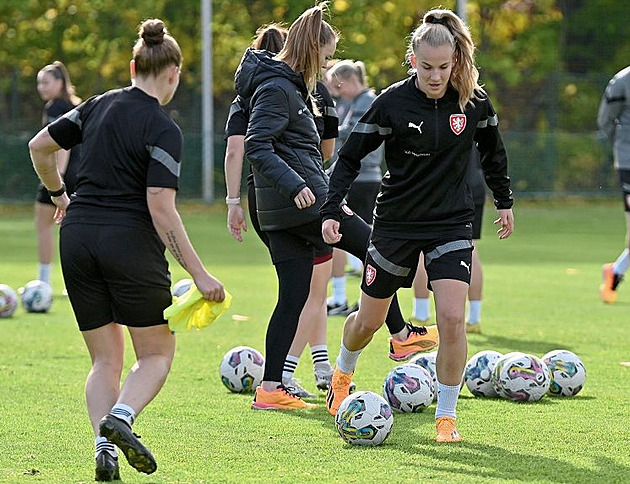 Reprezentační premiéra fotbalistek cílí v hradecké aréně na rekordní návštěvu