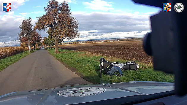 Motorkář ujížděl hlídce okreskami i přes 180 km/h, pak vjel do pole a spadl