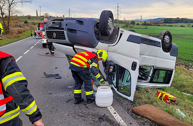 Zmatkující senior způsobil dvě nehody, jedno auto skončilo na střeše