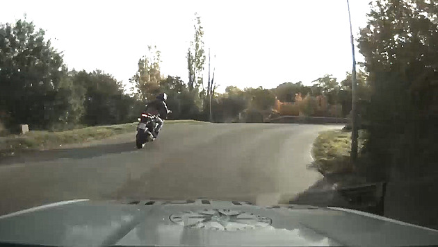 S kradenou motorkou ujížděl policistům i v protisměru. Dostihli ho na zahradě