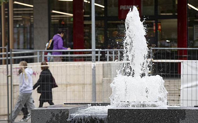 Po 30 letech opět tryská voda z fontány v centru Ládví, může i měnit barvy
