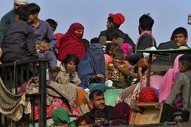 Exodus z Pákistánu. Tisíce Afghánců míří k hranici, hrozilo by jim zatčení