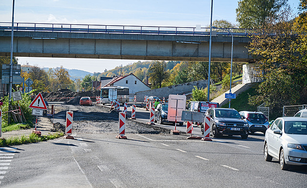 Stavba okružní křižovatky, která bude součástí rampy Mostecká ve Vsetíně....