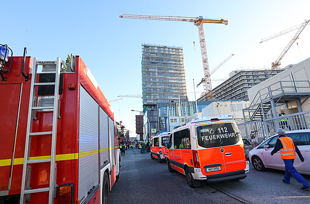 Na stavbě v Hamburku se zřítilo lešení, zemřeli tři dělníci