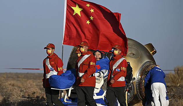Trojice čínských kosmonautů se po půl roce ve vesmíru vrátila na Zemi