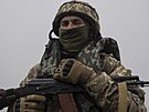 Ukrajinský voják u Dnpru nedaleko Chersonu (14. íjna 2023)