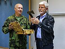 Prezident Petr Pavel na n�v�t�v� Velitelstv� pozemn�ch sil p�eb�r� z rukou...