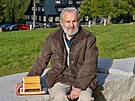 Miloslav Nevrl sed na lavice nedaleko Prezidentsk chaty, kter mu je...