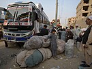 Afghánské rodiny ekají v pákistánském Karáí na odjezd autobus do vlasti....