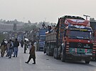Konvoj nákladních aut s afghánskými rodinami eká na povolení k pekroení...