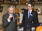 Král Karel III. si dává pllitr piva Hobgoblin bhem návtvy pivovaru...