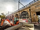 Zasklívání oblouku Negrelliho viaduktu (30. �íjna 2023)