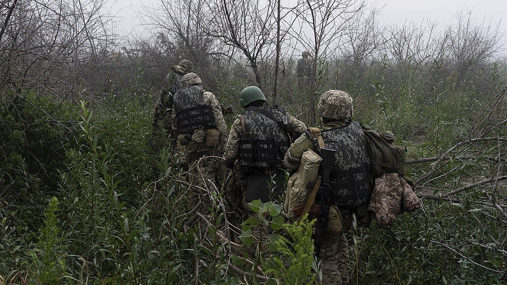 Ukrajinští vojáci u Dněpru nedaleko Chersonu (14. října 2023)