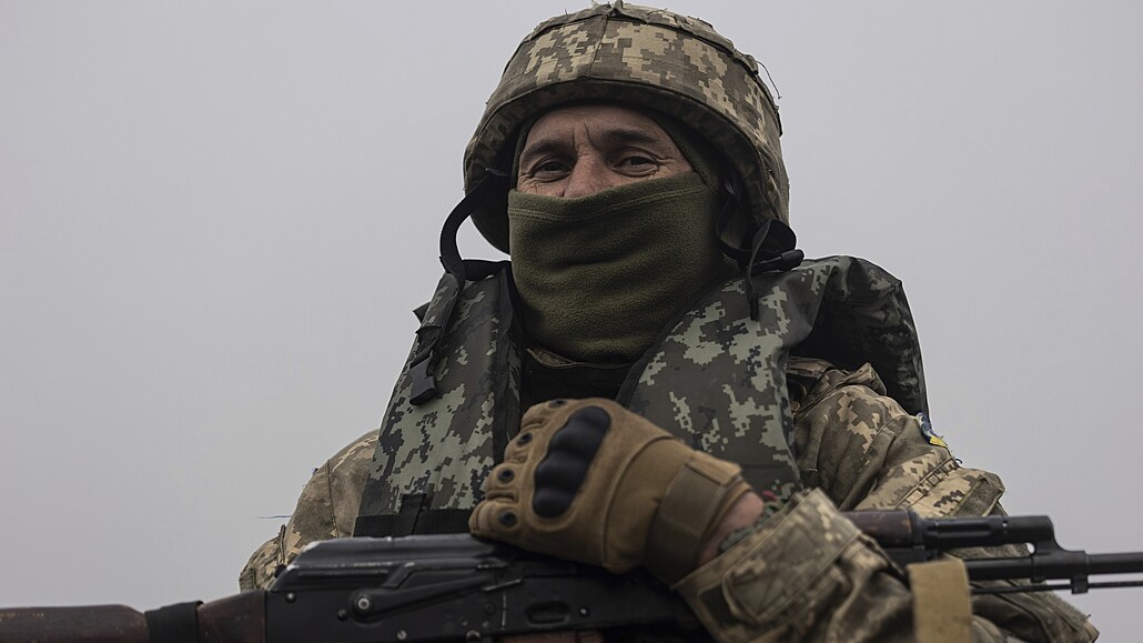 Ukrajinský voják u Dněpru nedaleko Chersonu (14. října 2023)