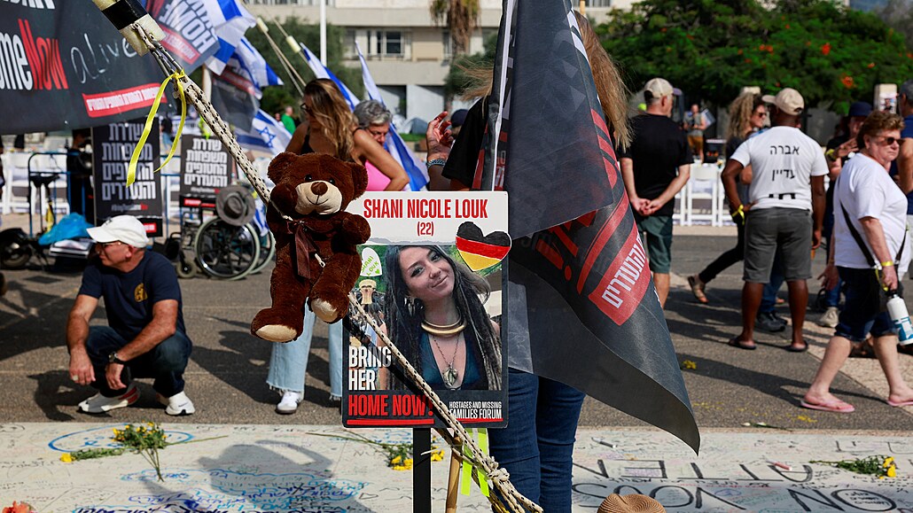 Fotka Shani Nicole Loukové na demonstraci v Tel Avivu, kterou uspoádali...