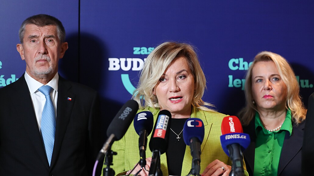 �éfka poslanc� ANO Alena Schillerová, p�edseda hnutí Andrej Babi� a jedni�ka eurokandidátky, místop�edsedkyn� Sn�movny Klára Dostálová