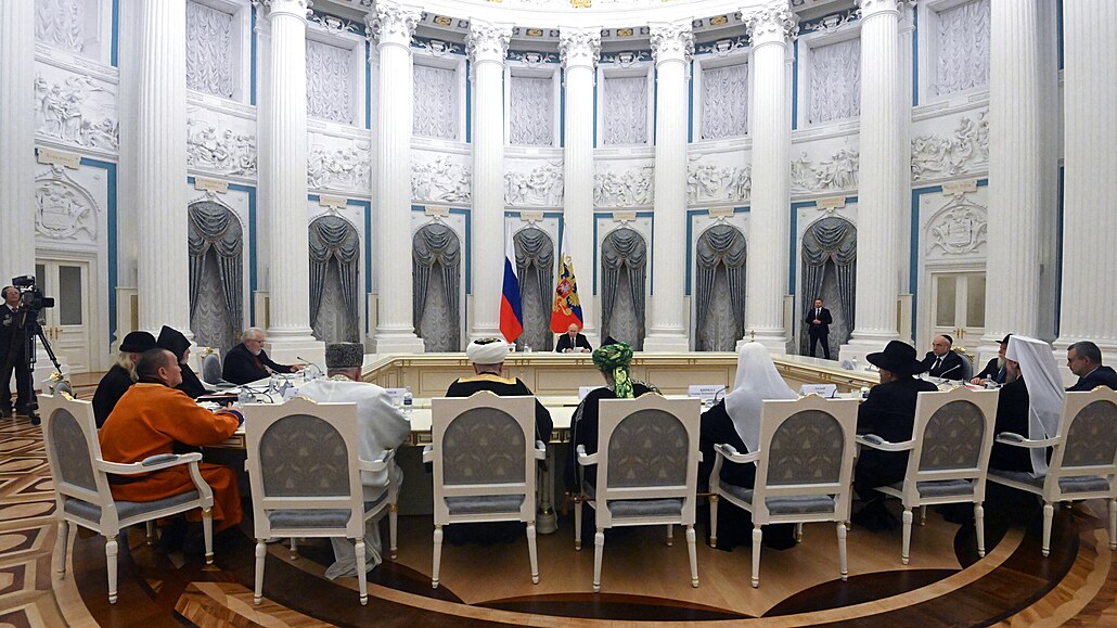 Putinv nový stl k dodrování poadované vzdálenosti. Na fotografii, kterou...