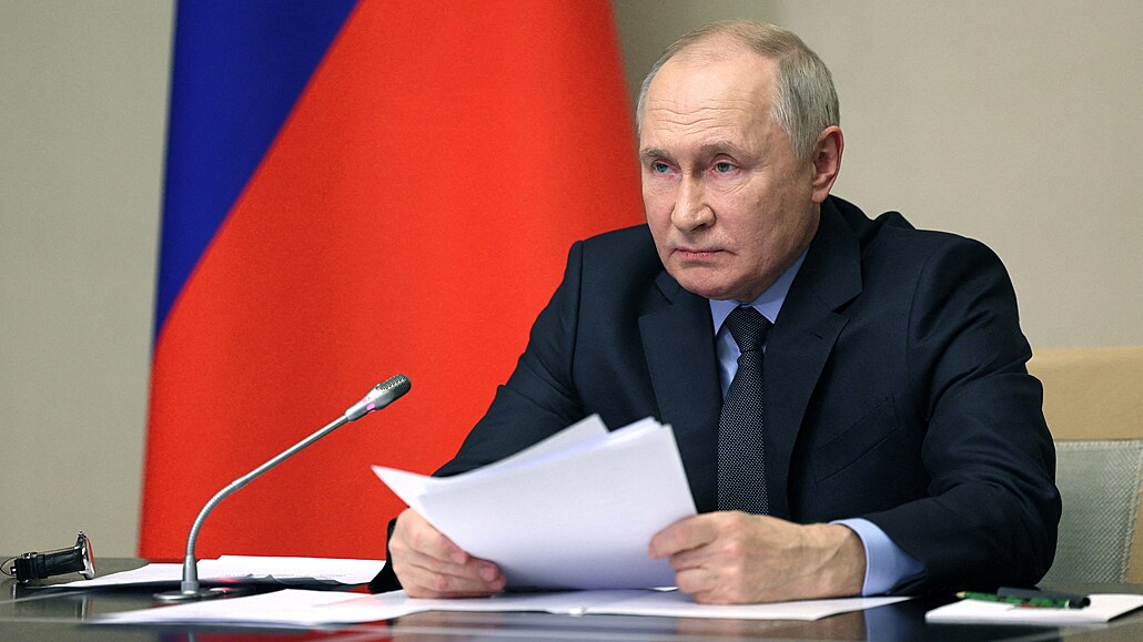 Ruský prezident Vladimir Putin předsedá schůzce členů své bezpečnostní rady,...