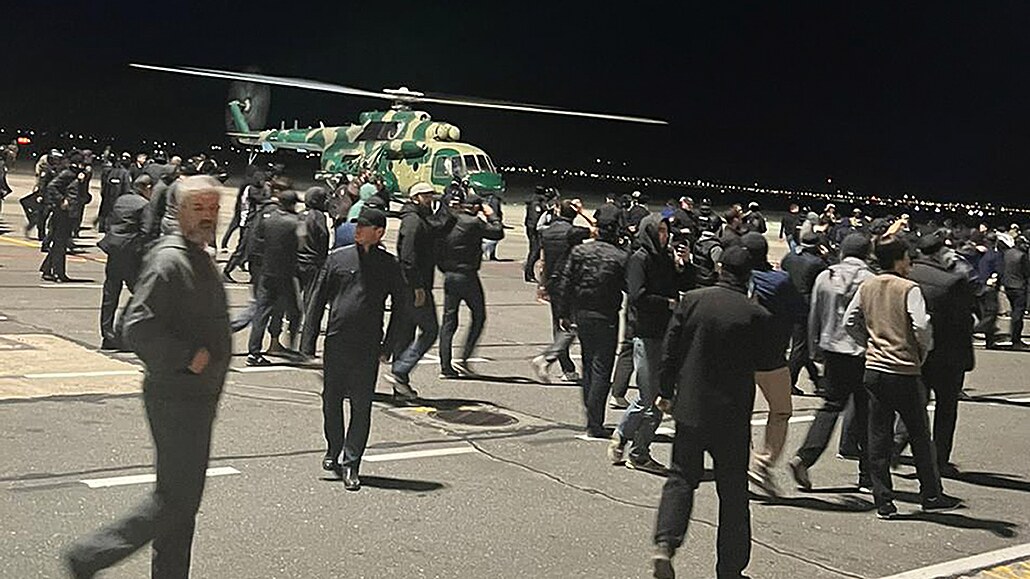 Stovky lidí vtrhly na letiště v dagestánském hlavním městě Machačkale a...