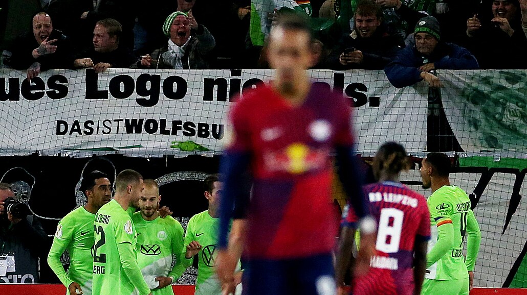Fotbalisté VfL Wolfsburg se radují z gólu Václava erného proti RB Lipsko.