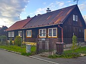 Kolonie finských domk v Horní Suché na Karvinsku, v pozadí zachovaná v Dolu...