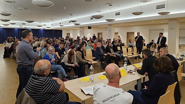 Kv�li nep��jemn�mu z�pachu ze sl�v�rny Heunisch se v pond�l� 30. ��jna 2023 konala na brn�nsk�ch Vinohradech ve�ejn� debata, na kterou dorazila v�c ne� stovka lid�.