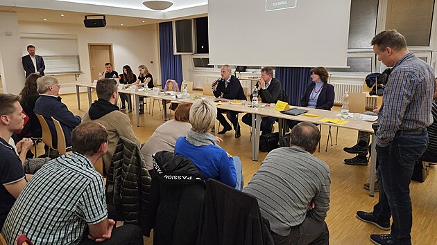 Kv�li nep��jemn�mu z�pachu ze sl�v�rny Heunisch se v pond�l� 30. ��jna 2023 konala na brn�nsk�ch Vinohradech ve�ejn� debata, na kterou dorazila v�c ne� stovka lid�.