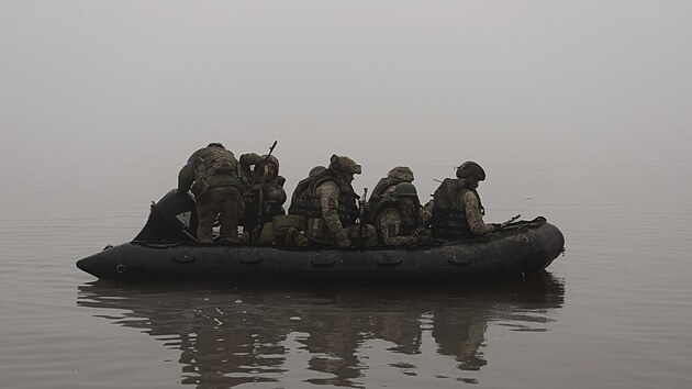 Ukrajint vojci na Dnpru nedaleko Chersonu (14. jna 2023)