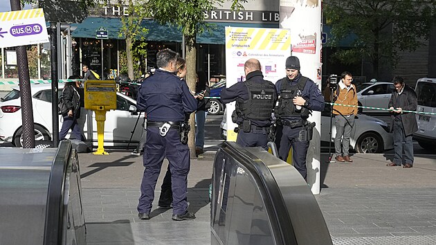 Francouzsk� policie post�elila �enu, kter� v p��m�stsk�m vlaku v Pa��i pron�ela v�hru�n� pozn�mky a provol�vala All�hu akbar. (31. ��jna 2023)