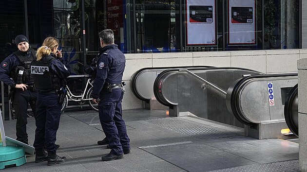 Francouzsk� policie post�elila �enu, kter� v p��m�stsk�m vlaku v Pa��i pron�ela v�hru�n� pozn�mky a provol�vala All�hu akbar. (31. ��jna 2023)