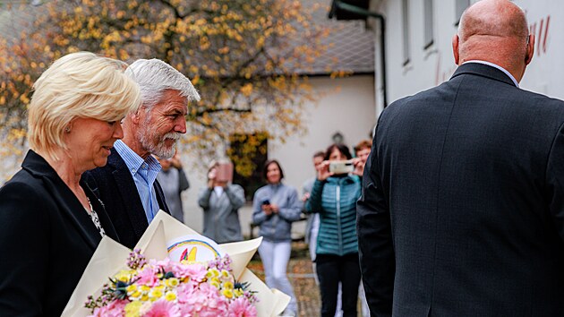 Prezidentsk� p�r dorazil na prohl�dku Ru�n� pap�rny ve Velk�ch Losin�ch.