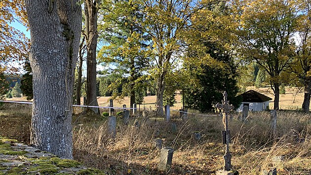 Na hřbitově v Pohoří na Šumavě nalezl turista tělo mrtvé ženy, kriminalisté případ vyšetřují jako vraždu (30. října 2023)