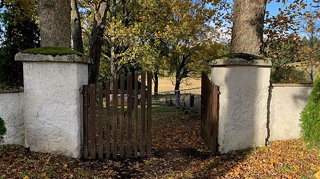 Na hřbitově v Pohoří na Šumavě nalezl turista mrtvé tělo, kriminalisté případ vyšetřují jako vraždu (30. října 2023)