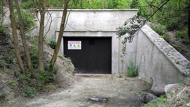 Vstupní portál do bývalé podzemní továrny Richard v Litoměřicích před úpravami.