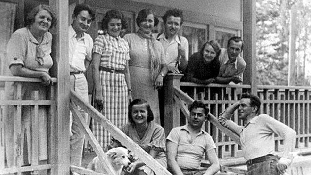 esk komunistick elita v roce 1936 v Sovtskm svazu. Horn ada zleva: Marie Zpotock, Bedich Geminder, Marie Zpotock mlad, Marta Gottwaldov, Klement Gottwald, Marie vermov a Jan verma. Doln ada zleva: Marta Gottwaldov mlad, Bruno Khler a Rudolf Slnsk. (30. jna 2023)