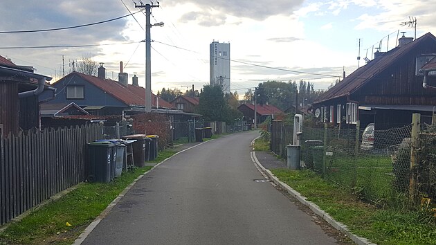 Kolonie finskch domk v Horn Such na Karvinsku, v pozad zachovan v Dolu Frantiek (30. jna 2023)