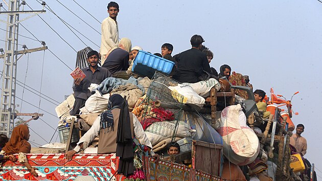 Afghánské rodiny na korb nákladního auta míí k hraninímu pechodu v Torkhamu...