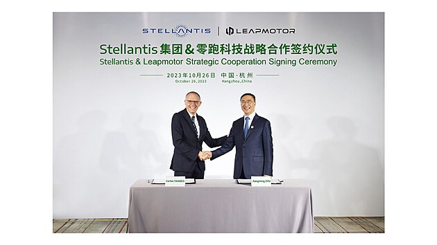 Carlos Tavares, generln editel skupiny Stellantis a u iang-ming, zakladatel a generln editel spolenosti Leapmotor, pi podpisu smlouvy.